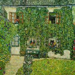 グスタフ・クリムトの油彩〈アッター湖畔ヴァイセンバッハの森番の家〉（1912）
