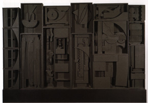 ルイズ・ニーヴェルスンの黒く塗られた木〈無題〉（1959） 230.0×376.0×32.0cm（セゾン現代美術館）