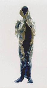 吉江庄蔵の皮膜彫刻〈青い柱〉 H1700×W480×D300mm（写真：永瀬龍夫）