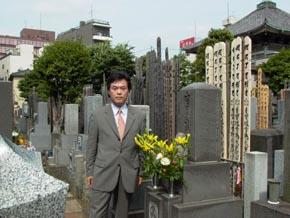 小林一郎、2002年5月31日、吉岡実十三回忌、巣鴨・真性寺の墓前にて