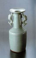 「1 青磁鯱耳瓶」（東京国立博物館・中日新聞社（編）《新安海底引き揚げ文物》、中日新聞社、c1983、〔二五ページ〕）