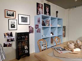 展覧会〈SIMONDOLL 四谷シモン〉（そごう美術館、2014年5月31日〜7月6日）会場に飾られた澁澤龍彦の肖像写真や「編み上げの黒い靴」の入ったガラスケース