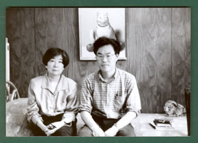 1990年、吉岡実の自宅にて吉岡陽子さんと小林一郎（撮影：大日方公男氏）
